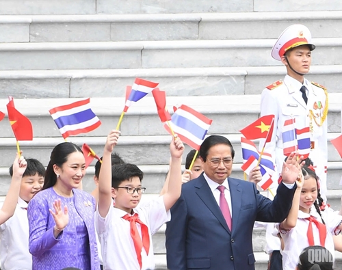 View - 	ທ່ານນາຍົກລັດຖະມົນຕີ ຟ້າມມິງຈີ້ງ ເປັນປະທານພິທີຕ້ອນຮັບນາຍົກລັດຖະມົນຕີໄທ ມາຢ້ຽມຢາມຫວຽດນາມ ຢ່າງເປັນທາງການ